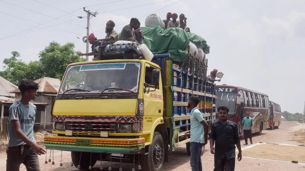 দৌলতদিয়া ঘাটে পশুবাহী গাড়ি। ছবি : কালবেলা