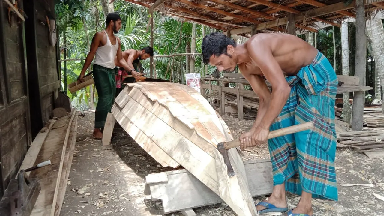 নৌকা তৈরিতে ব্যস্ত তিন কারিগর। ছবি : কালবেলা