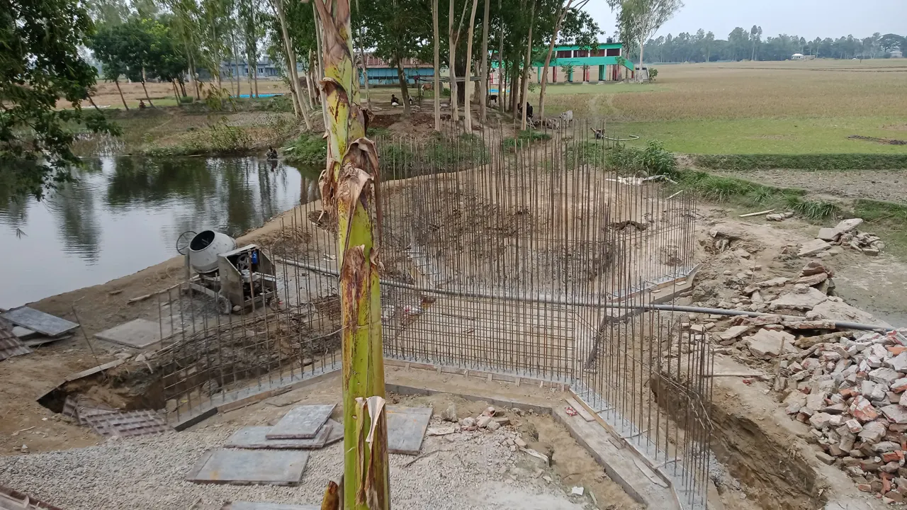ব্রিজ নির্মাণের কাজ চলছে খালের ওপর। ছবি: কালবেলা