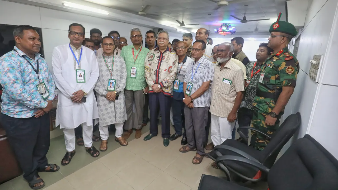 পাবনা প্রেস ক্লাবে সাংবাদিকদের সঙ্গে রাষ্ট্রপতি মোঃ সাহাবুদ্দিন। ছবি : কালবেলা