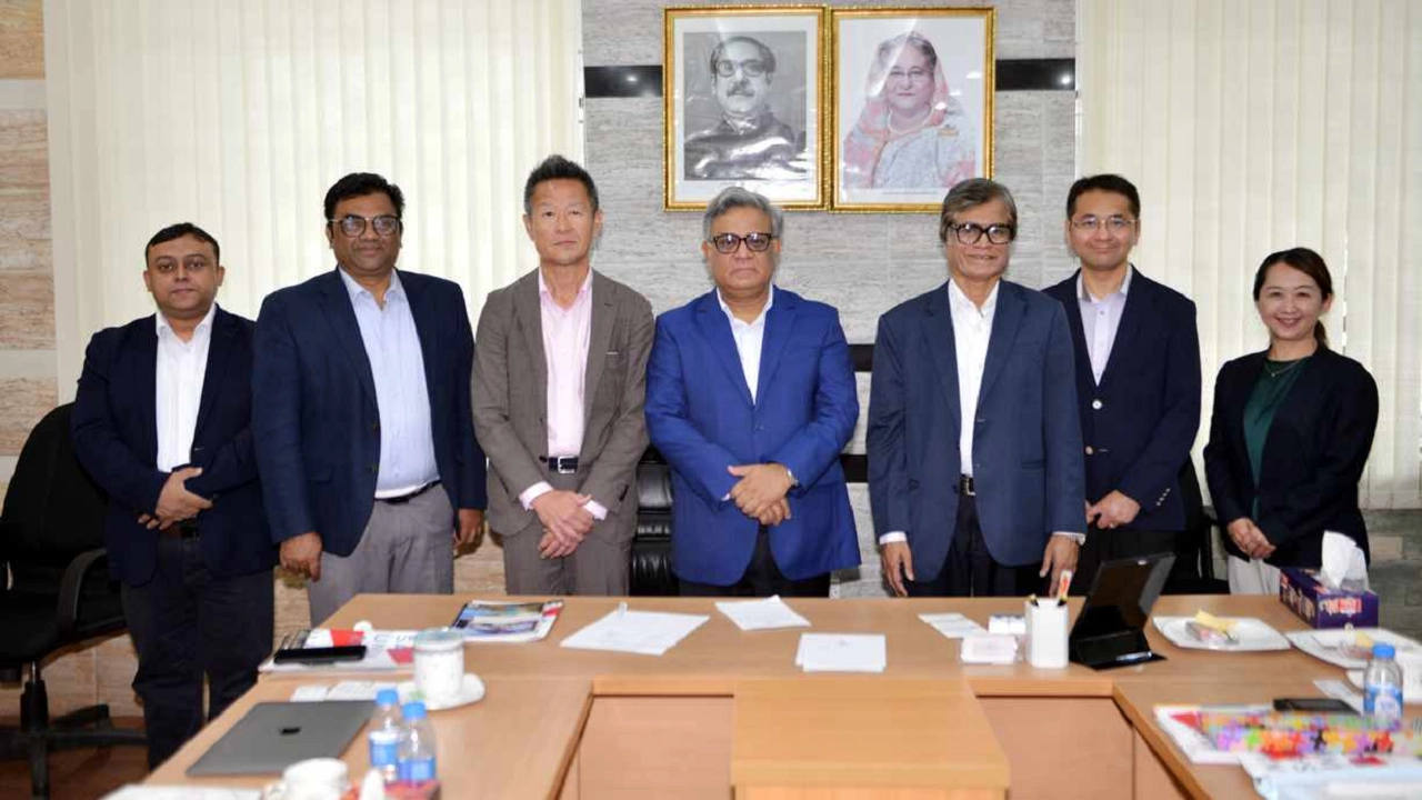 ঢাকা বিশ্ববিদ্যালয়ের উপাচার্যের সঙ্গে সৌজন্য সাক্ষাৎ করেছেন জাপানের প্রতিনিধিদল। ছবি : কালবেলা