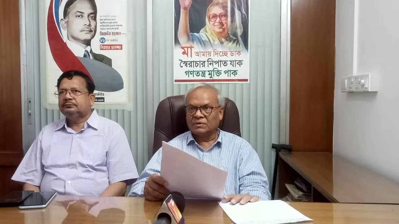 নয়াপল্টনে বিএনপির কেন্দ্রীয় কার্যালয়ে সংবাদ সম্মেলনে দলটির সিনিয়র যুগ্ম মহাসচিব রুহুল কবির রিজভী। ছবি : কালবেলা