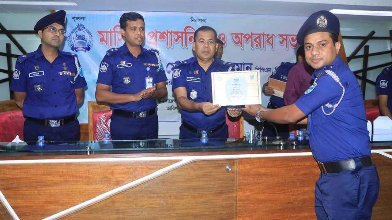 ঢাকা জেলার শ্রেষ্ঠ এসআই আশুলিয়া থানার এসআই শেখ আবজালুল হক। ছবি : কালবেলা
