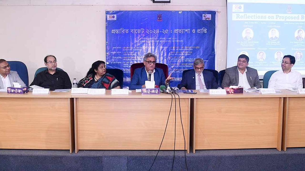 ঢাবি সেন্টার অন বাজেট অ্যান্ড পলিসির আলোচনা সভায় বক্তারা। ছবি : কালবেলা