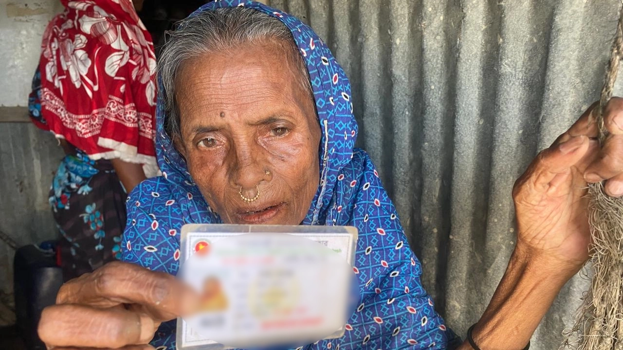 বছরের পর বছর জনপ্রতিনিধিদের দ্বারে দ্বারে ঘুরেও বয়স্কভাতা বঞ্চিত ৭৬ বছর বয়সী অতিদরিদ্র বৃদ্ধা জেরফুল। ছবি : কালবেলা