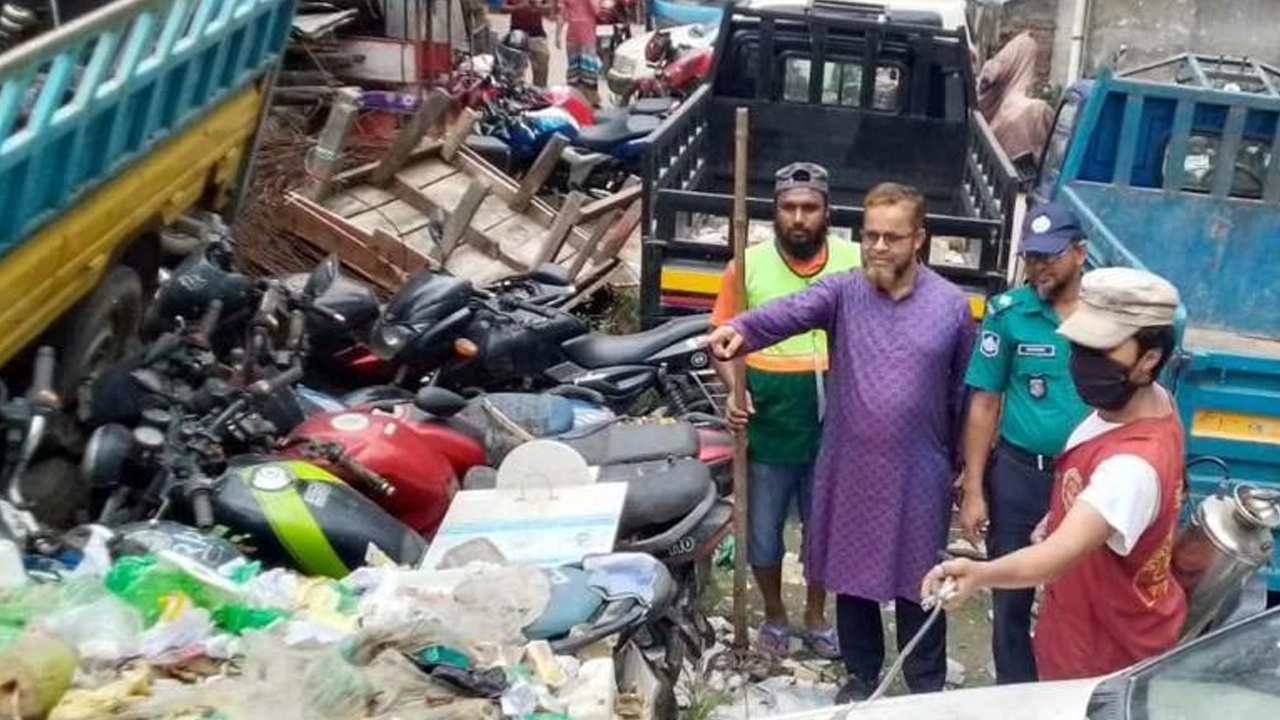 দক্ষিণ সিটির আওতাধীন এলাকার থানা ও পুলিশ ফাঁড়িতে বিশেষ পরিষ্কার-পরিচ্ছন্নতা ও মশক নিধন কার্যক্রম। ছবি : কালবেলা
