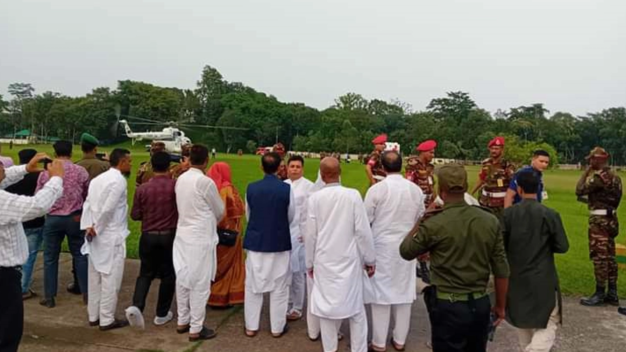 সাবেক পররাষ্ট্রমন্ত্রী ড. এ কে আব্দুল মোমেনকে হেলিকপ্টারে করে ঢাকায় নেওয়া হয়েছে। ছবি : কালবেলা