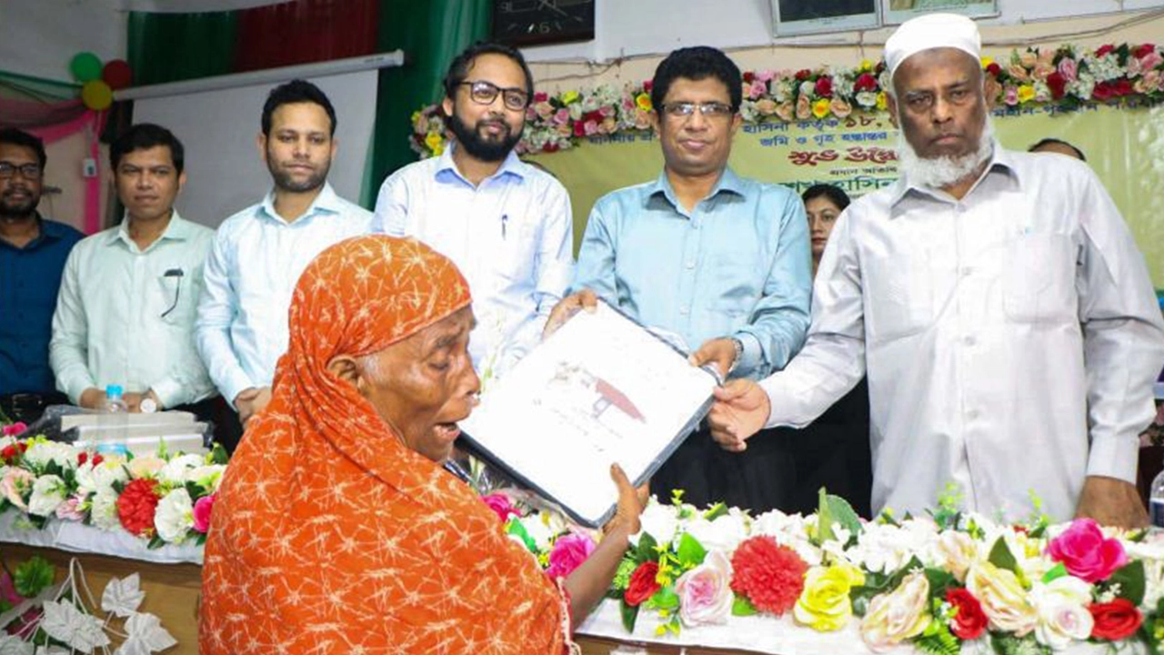 প্রধানমন্ত্রীর ঘর হস্তান্তরের সঙ্গে সঙ্গে বরিশাল প্রান্তে ঘরের কাগজপত্র হস্তান্তর করেন জেলা প্রশাসক শহিদুল ইসলাম। ছবি : কালবেলা