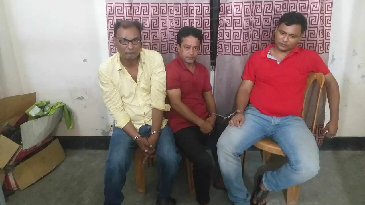 গ্রেপ্তারকৃত মাসুদ রানার ২ সহযোগী। ছবি : কালবেলা