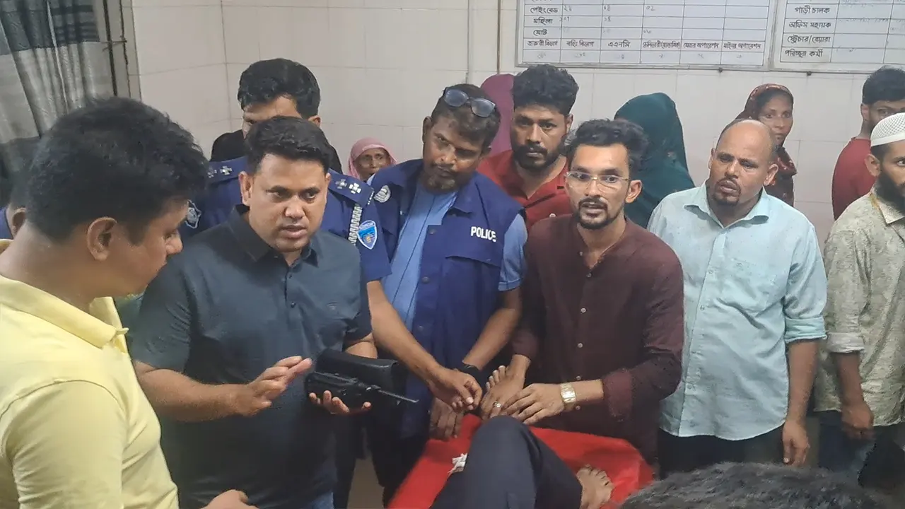হাসপাতালে পরিস্থিতি দেখতে ছুটে যান অতিরিক্ত পুলিশ সুপার সুদীপ্ত রায়। ছবি : কালবেলা