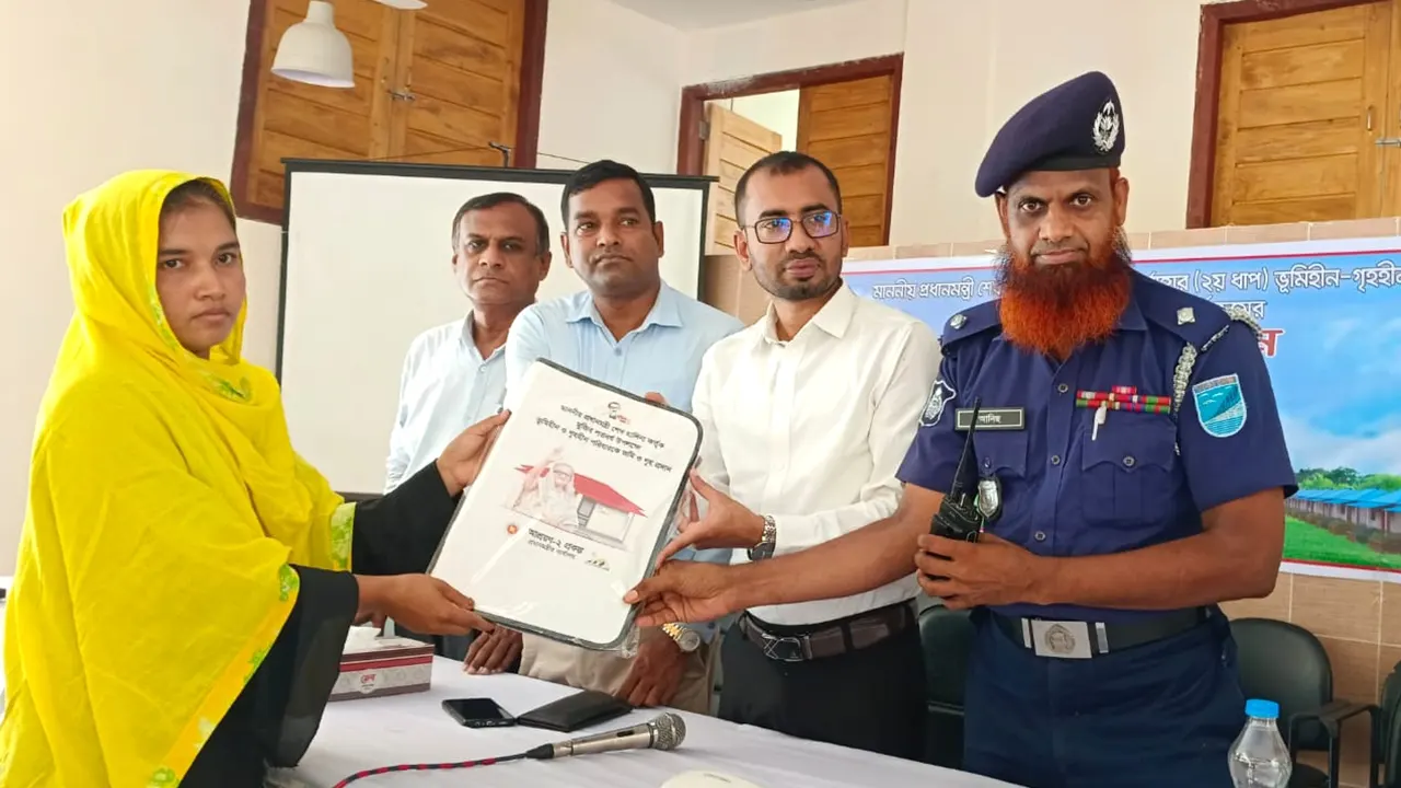 প্রধানমন্ত্রীর দেওয়া গৃহ হস্তান্তর করেন সদরপুর উপজেলা নির্বাহী অফিসার সৈয়দ মোরাদ আলী। ছবি : কালবেলা