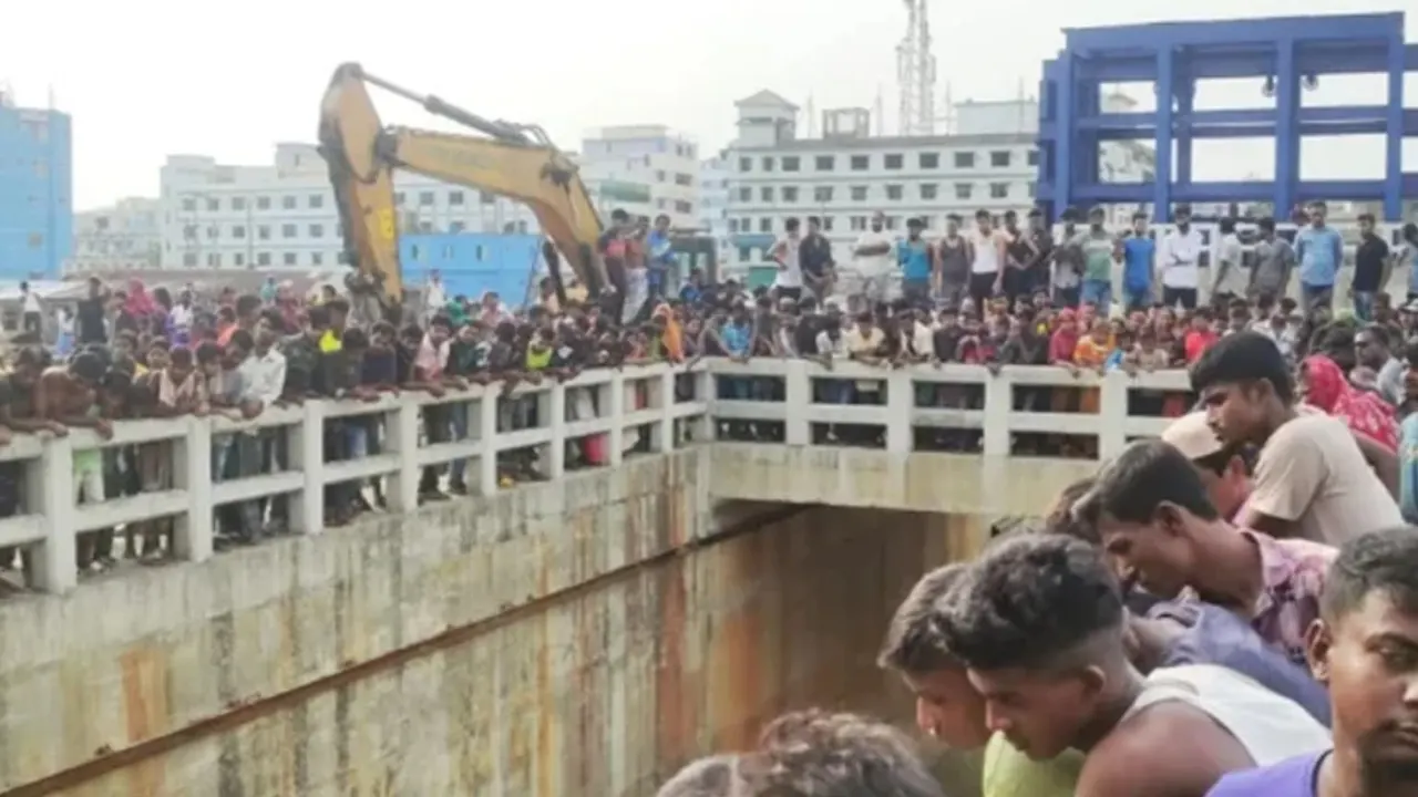 চাক্তাই খালপাড়ে স্থানীয়দের ভিড়। ছবি : কালবেলা