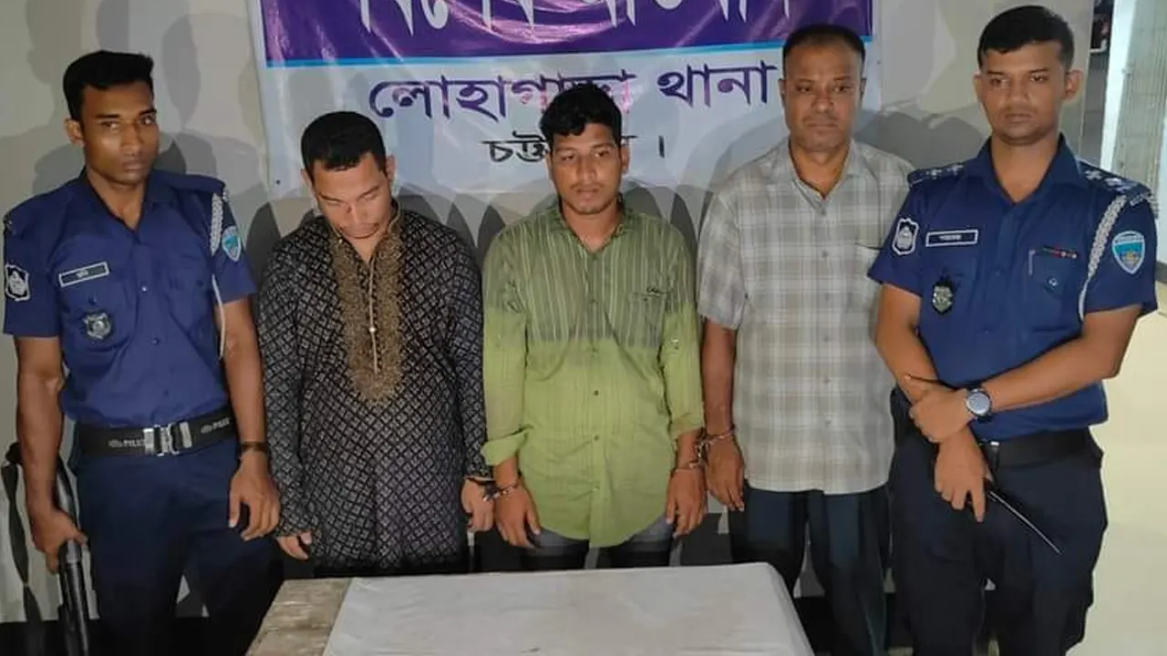 গ্রেপ্তার তিন ভুয়া পুলিশ সদস্য। ছবি : কালবেলা