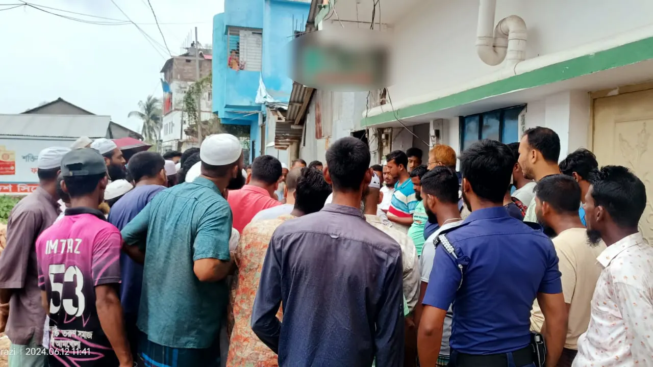 লাশ উদ্ধারের ঘটনায় হোটেলের সামনে স্থানীয়দের ভিড়। ছবি : কালবেলা