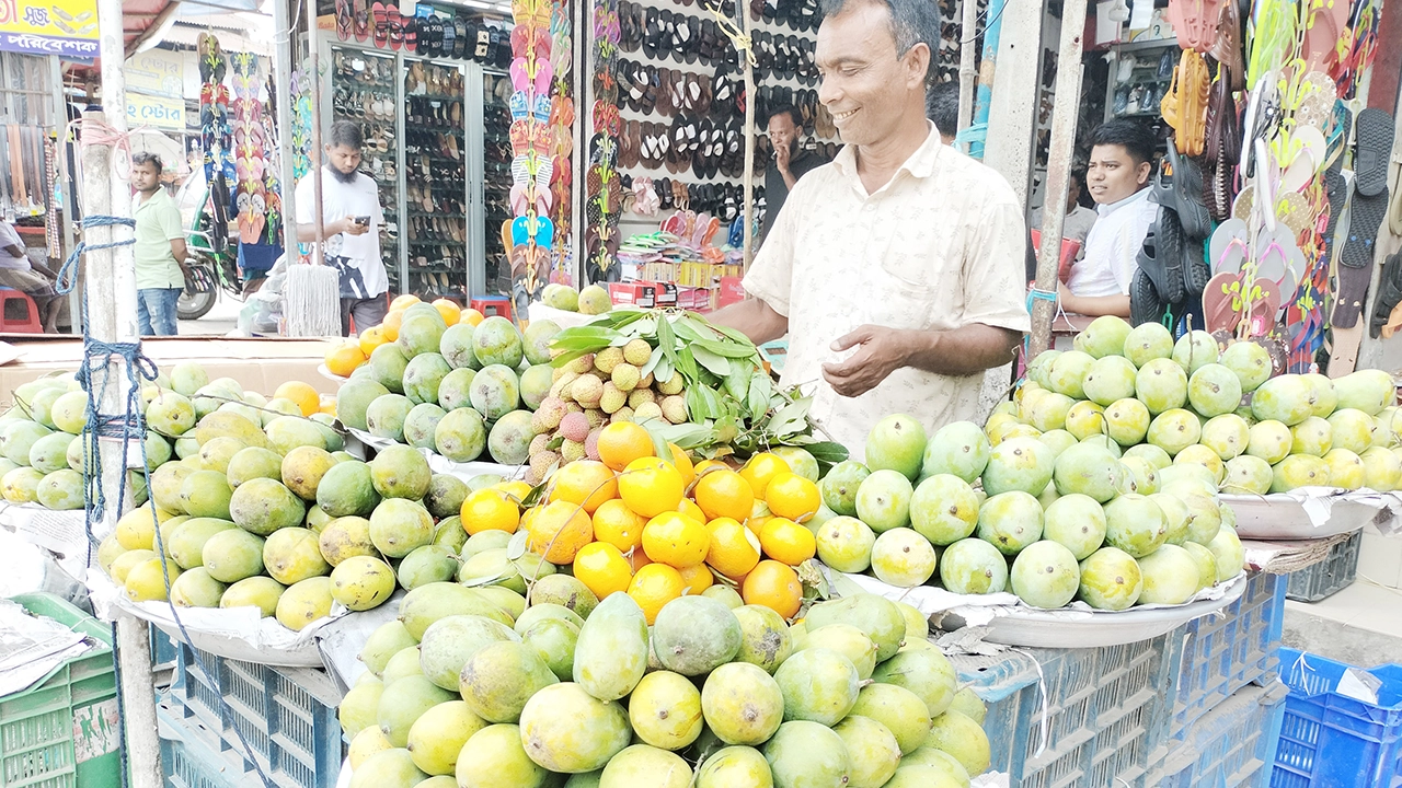 লালমোহন পৌরসভার চৌরাস্তার মোড়ের ফল বিক্রেতা মো. বাবুলের দোকানে বিভিন্ন প্রকার ফল। ছবি : কালবেলা