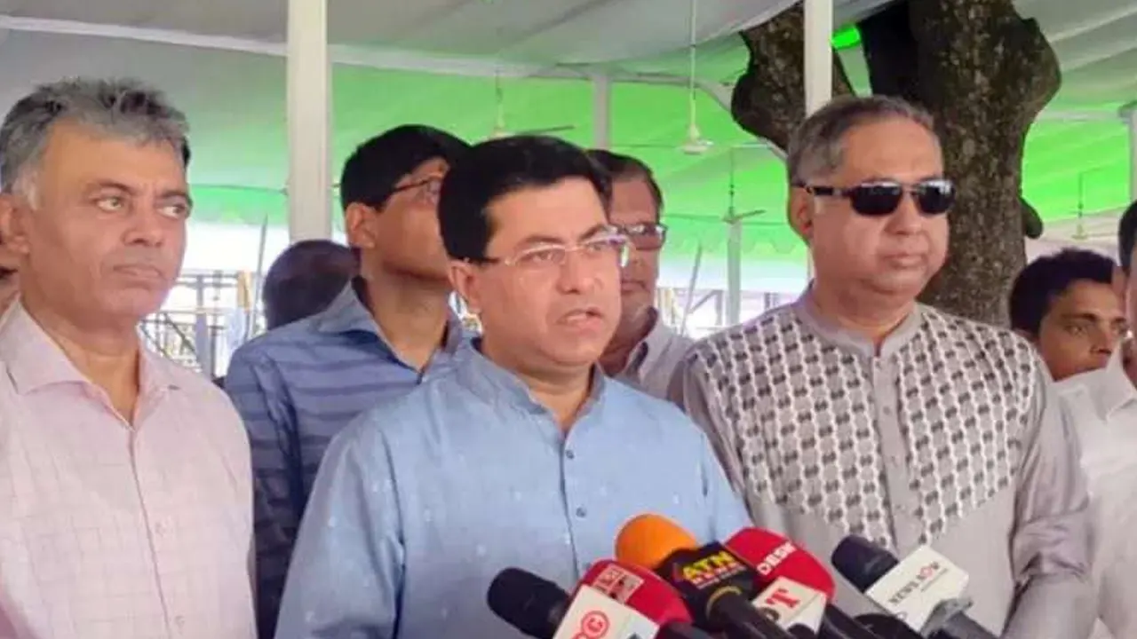 জাতীয় ঈদগাহের প্রস্তুতি দেখতে গিয়ে কথা বলছেন মেয়র শেখ ফজলে নূর তাপস। ছবি : কালবেলা