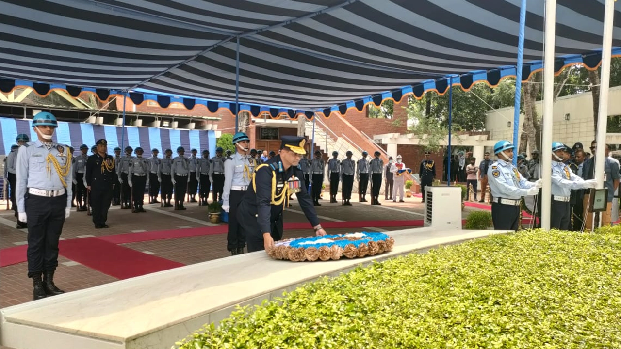 গোপালগঞ্জের টুঙ্গিপাড়ায় জাতির পিতা বঙ্গবন্ধুর সমাধিতে শ্রদ্ধা জানিয়েছেন নবনিযুক্ত বিমানবাহিনী প্রধান এয়ার মার্শাল হাসান মাহমুদ খাঁন। ছবি : কালবেলা