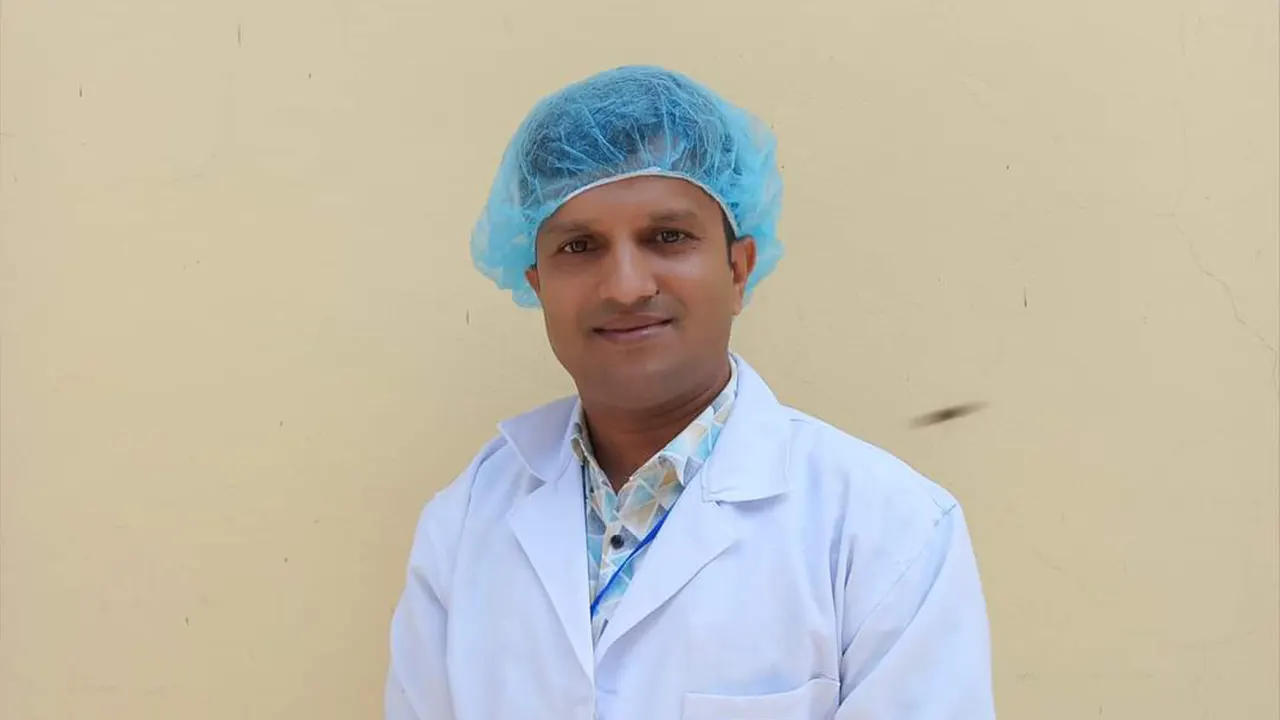 বাকৃবির প্রাণরসায়ণ ও অনুপ্রাণ বিজ্ঞান বিভাগের শিক্ষক অধ্যাপক ড. চয়ন গোস্বামী। ছবি : কালবেলা