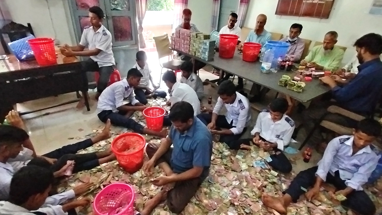 বগুড়ার হজরত শাহ সুলতান মাহমুদ বলখী (রহ.) মাজারের সিন্দুকের টাকা গণনা। ছবি : কালবেলা