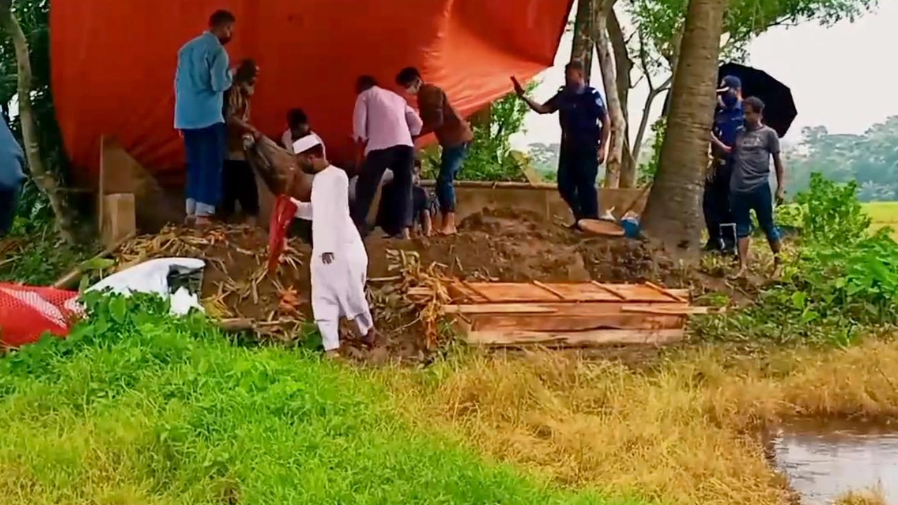 ফেনীর দাগনভূঞায় দাফনের ১২ দিন পর আদালতের নির্দেশে আবদুল গফুর ভূঞা নামে একজনের লাশ উত্তোলন। ছবি : কালবেলা