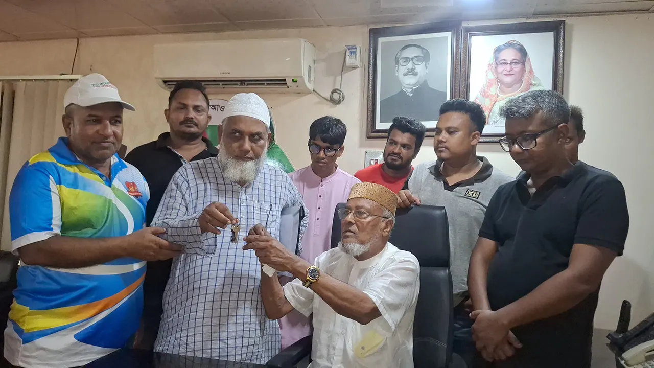 প্রতিষ্ঠিত কার্যালয়ের ড. কাজী এরতেজা হাসানের পক্ষে চাবি হস্তান্তর। ছবি : কালবেলা