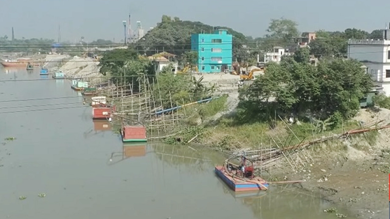 অবৈধ দখলদারদের হাতে সাভারের বংশী নদী। ছবি: সংগৃহীত