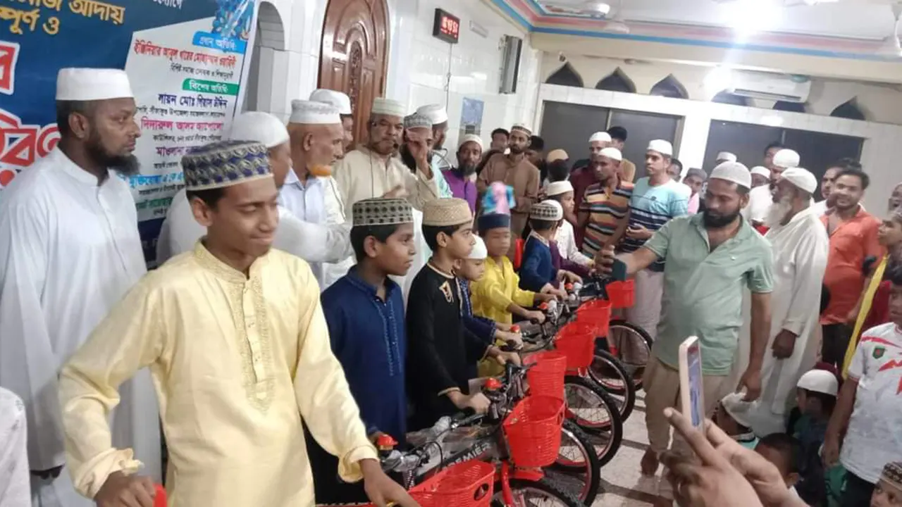 ৪১ দিন জামাতে নামাজ পড়ায় অংশগ্রহণকারীদের হাতে সাইকেলসহ বিভিন্ন উপহার তুলে দিচ্ছেন অতিথিরা। ছবি : কালবেলা
