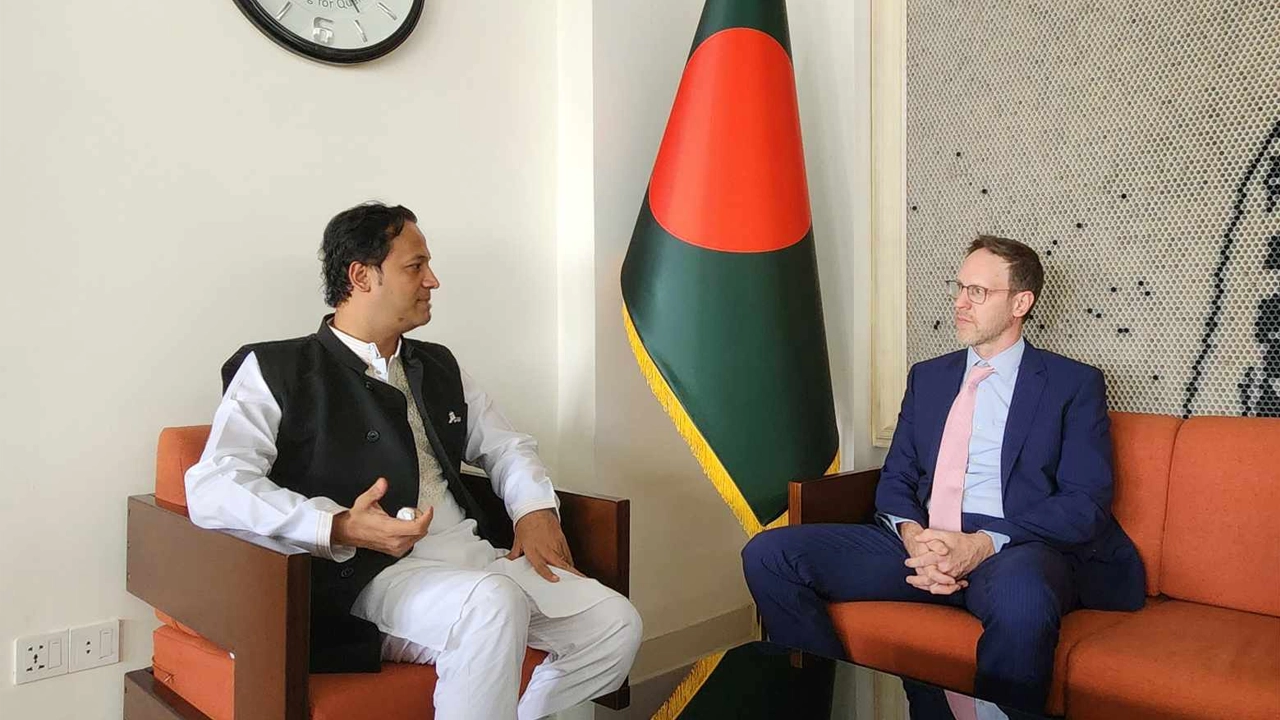 সচিবালয়ে শিক্ষামন্ত্রী মহিবুল হাসান চৌধুরী এবং বাংলাদেশে নিযুক্ত  ইউএনডিপির আবাসিক প্রতিনিধি স্টেফান লিলার। ছবি : সংগৃহীত