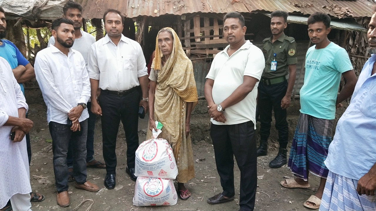 হালিমা বেগমের বাড়িতে খাদ্য সহায়তা নিয়ে যান নেছারাবাদ ইউএনও মো. মনিরুজ্জামান ও অন্যান্য কর্মকর্তারা। ছবি : কালবেলা