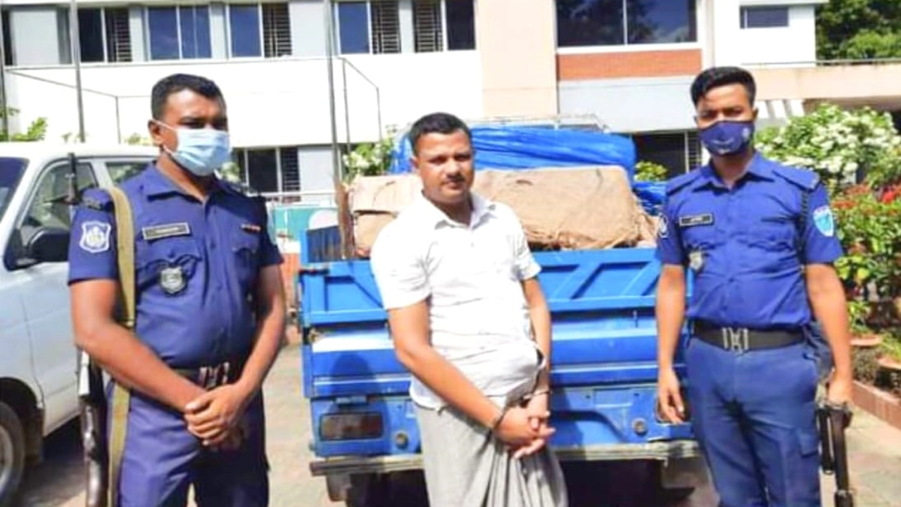 পুলিশের হাতে গ্রেপ্তার চোরাকারবারি জাহাঙ্গীর আলম। ছবি : সংগৃহীত