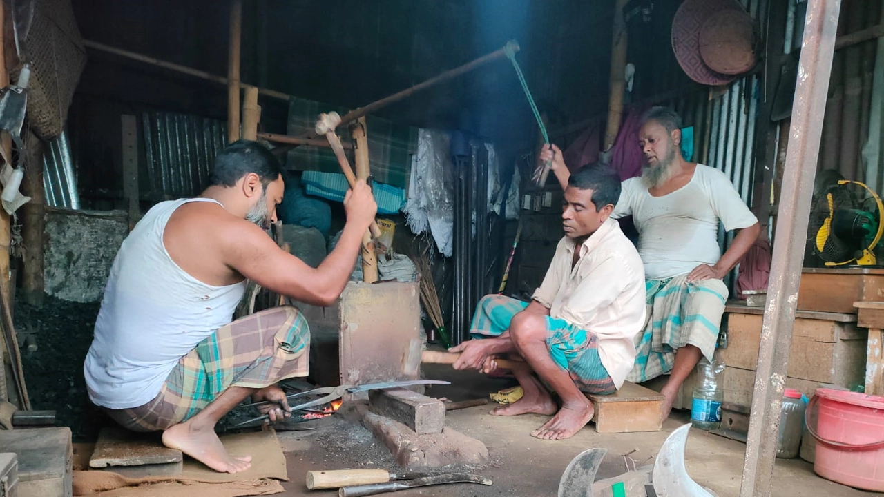 মৌলভীবাজারের কুলাউড়ার একটি কামারশালায় ব্যস্ত সময় পার করছেন কামার শিল্পীরা। ছবি : কালবেলা