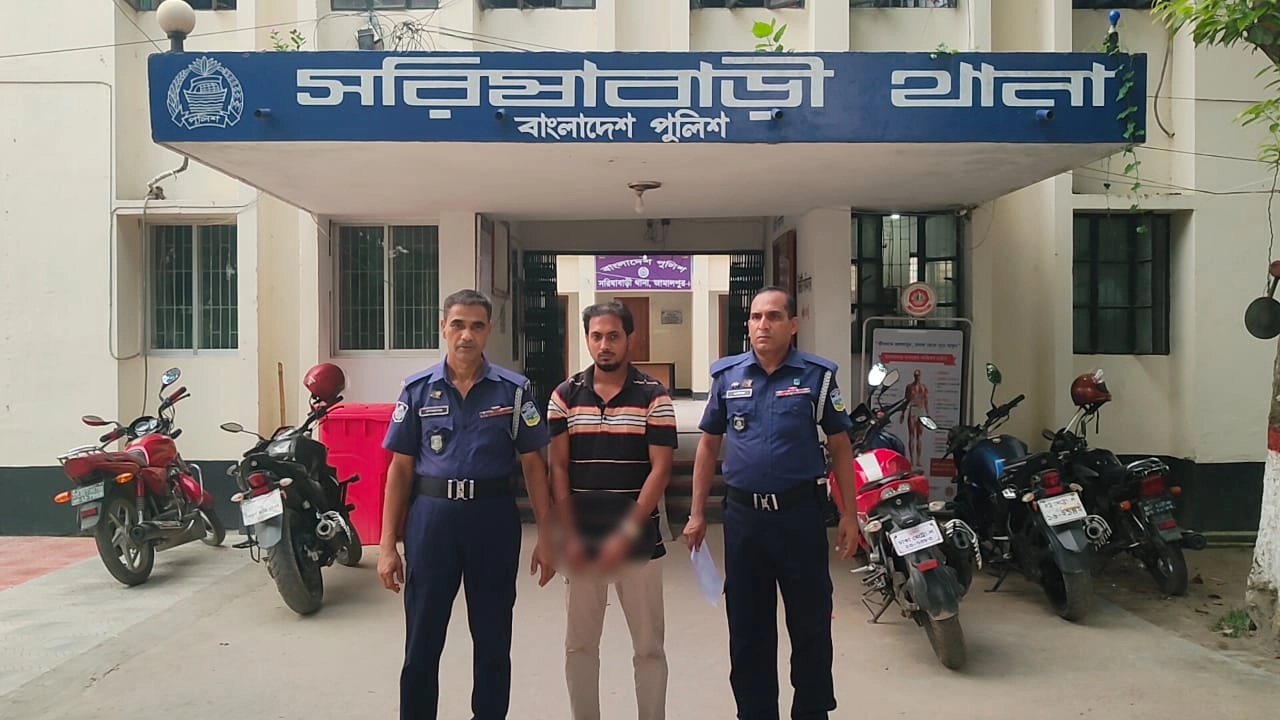 জামালপুরে সরিষাবাড়ীত থানার সামনে গ্রেপ্তার শামীম মিয়া। ছবি : কালবেলা