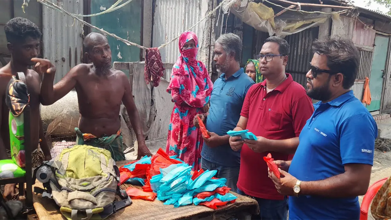 ঘূর্ণিঝড় রিমালে ক্ষতিগ্রস্ত ফকিরাবাদ আবাসন ও আশ্রয়ণ প্রকল্পের সদস্যদের মাঝে ওষুধ বিতরণ করা হয়। ছবি : কালবেলা