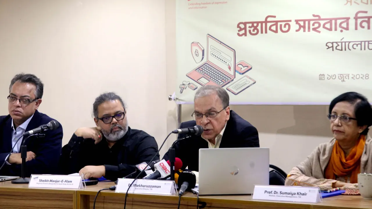 ঢাকার মাইডাস সেন্টারে টিআইবি ও আর্টিকেল নাইনটিনের যৌথ উদ্যোগে সংবাদ সম্মেলন। ছবি : কালবেলা