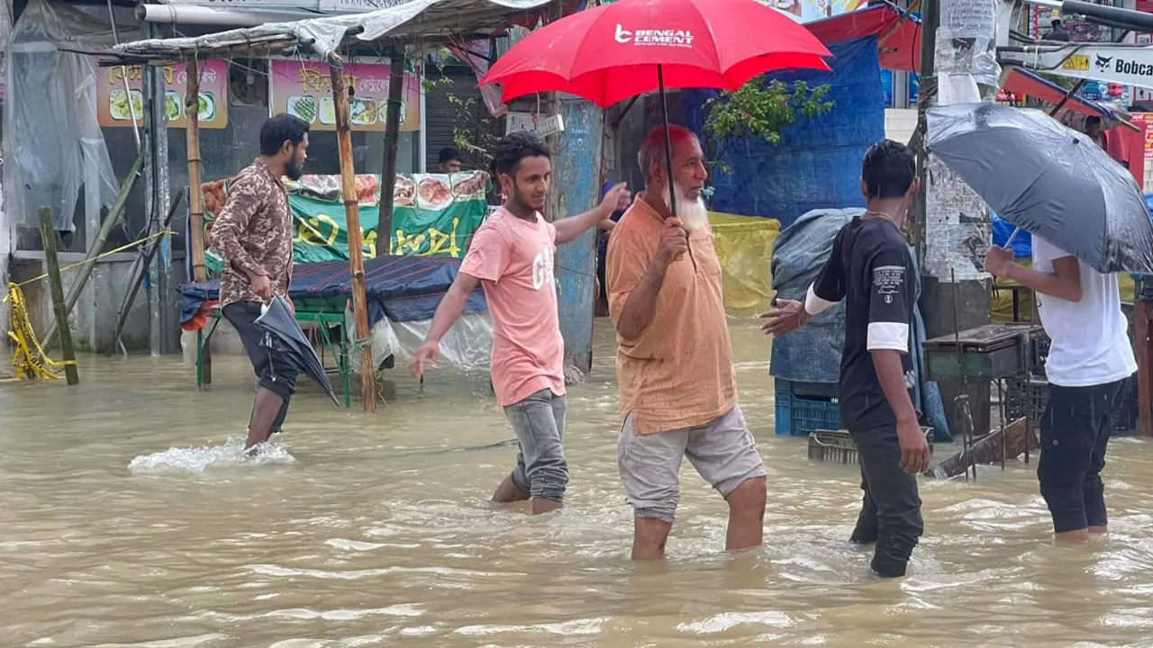 সিলেটে টানা বৃষ্টিতে জলমগ্ন সিলেট নগরী। ছবি : কালবেলা