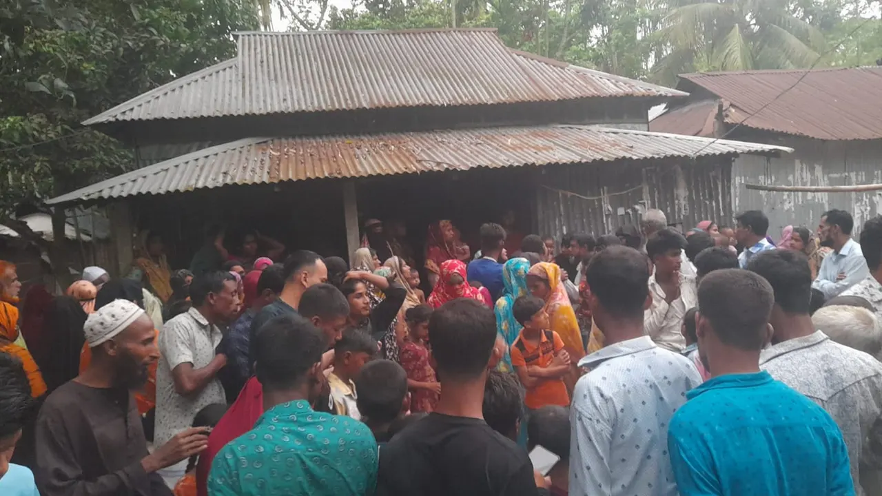 নিহত তিন শিশুর মৃত্যুতে গ্রামবাসী ও স্বজনদের আহাজারিতে বাতাস ভারী হয়ে উঠেছে। ছবি : কালবেলা