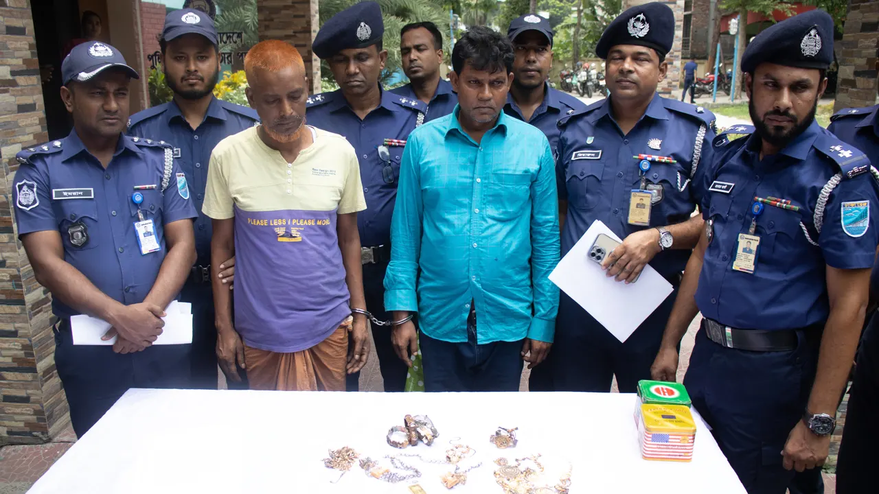 সোনা লুটের ঘটনায় গ্রেপ্তার করা হয়েছে ডাকাত দলের দুই সদস্যকে। ছবি : কালবেলা