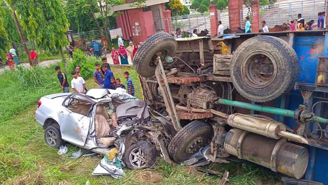 দুর্ঘটনাকবলিত প্রাইভেটকার-ট্রাক। ছবি : কালবেলা