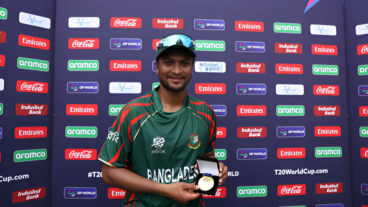 ম্যাচ সেরার পুরস্কার হাতে সাকিব। ছবি : সংগৃহীত