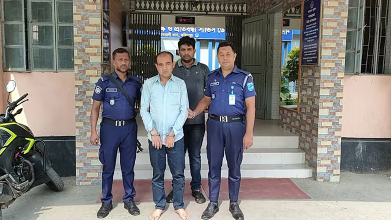 ফরিদপুরে ভুয়া ম্যাজিস্ট্রেট আটক। ছবি : কালবেলা