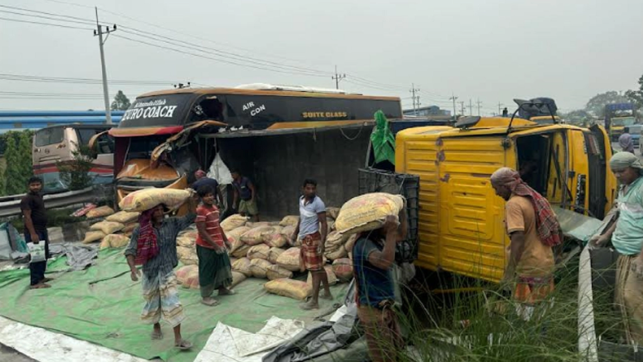 ঢাকা-টাঙ্গাইল মহাসড়কে সিমেন্টবোঝাই একটি ট্রাক উল্টে যানজটের সৃষ্টি হয়েছে। ছবি : কালবেলা