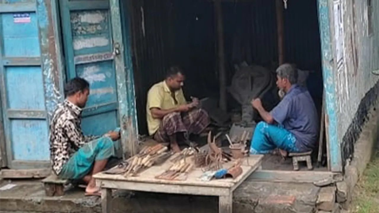 নেত্রকোনায় কামার শিল্পীরা ব্যস্ত সময় পার করছেন। ছবি : কালবেলা