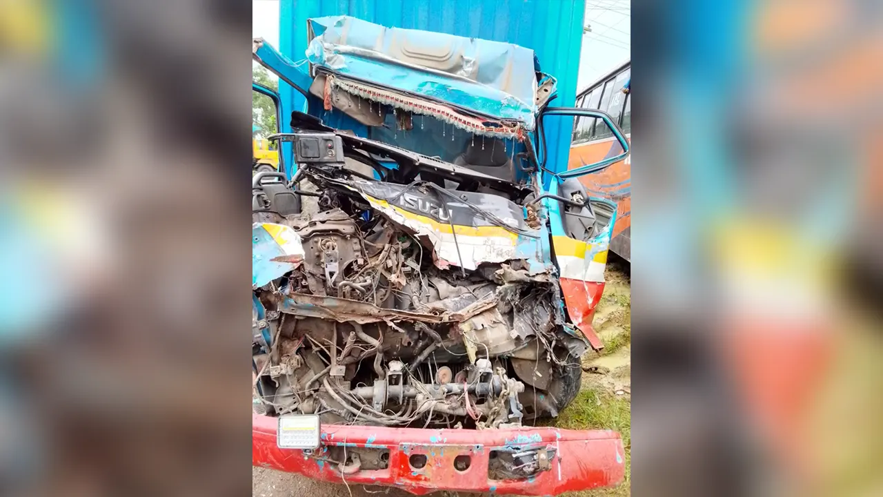দুর্ঘটনাকবলিত কাভার্ডভ্যান। ছবি : কালবেলা