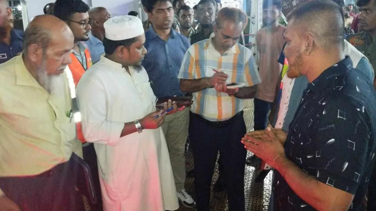 সদরঘাট নৌ টার্মিনালে অভিযান। ছবি : কালবেলা