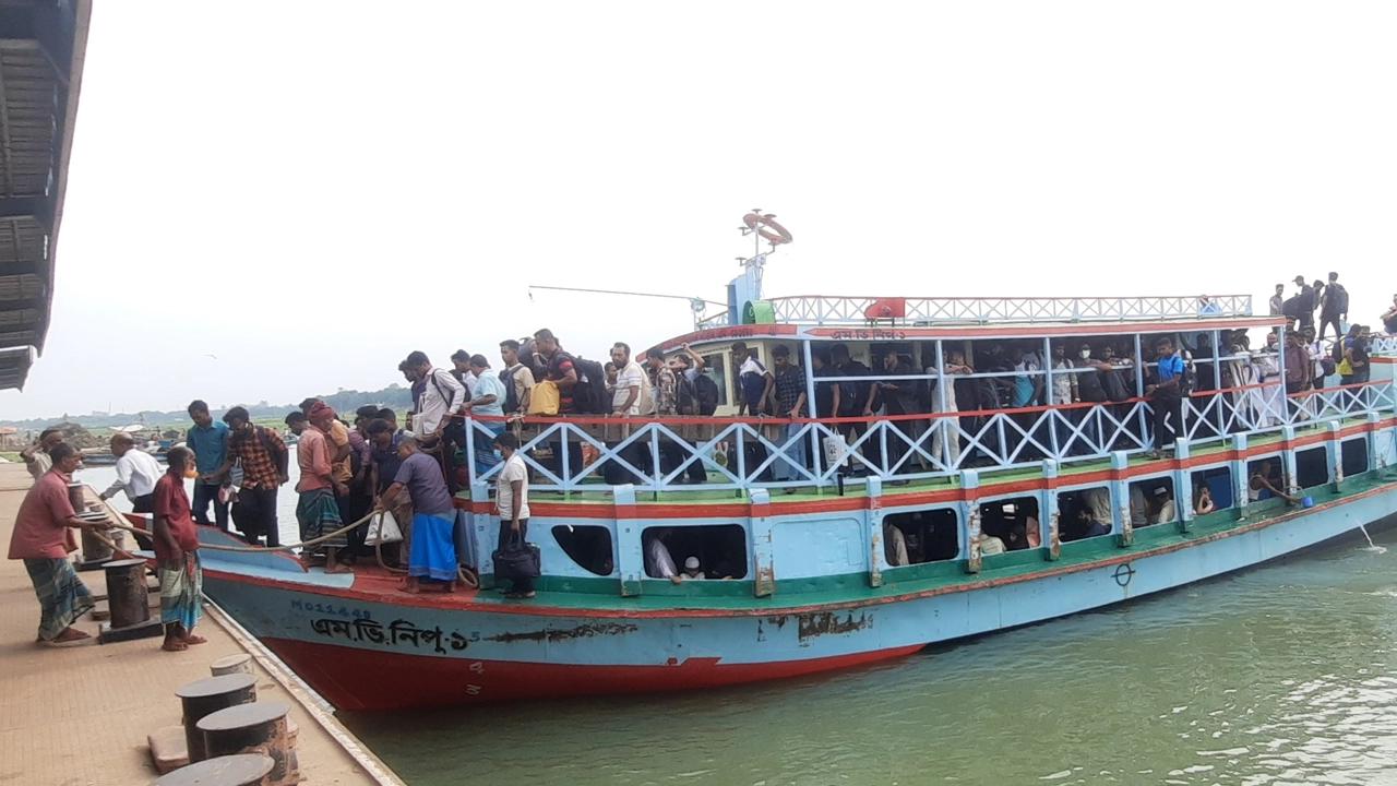 গোয়ালন্দ ঘাটে ভিড়ছে যাত্রীবাহী লঞ্চ। ছবি : কালবেলা