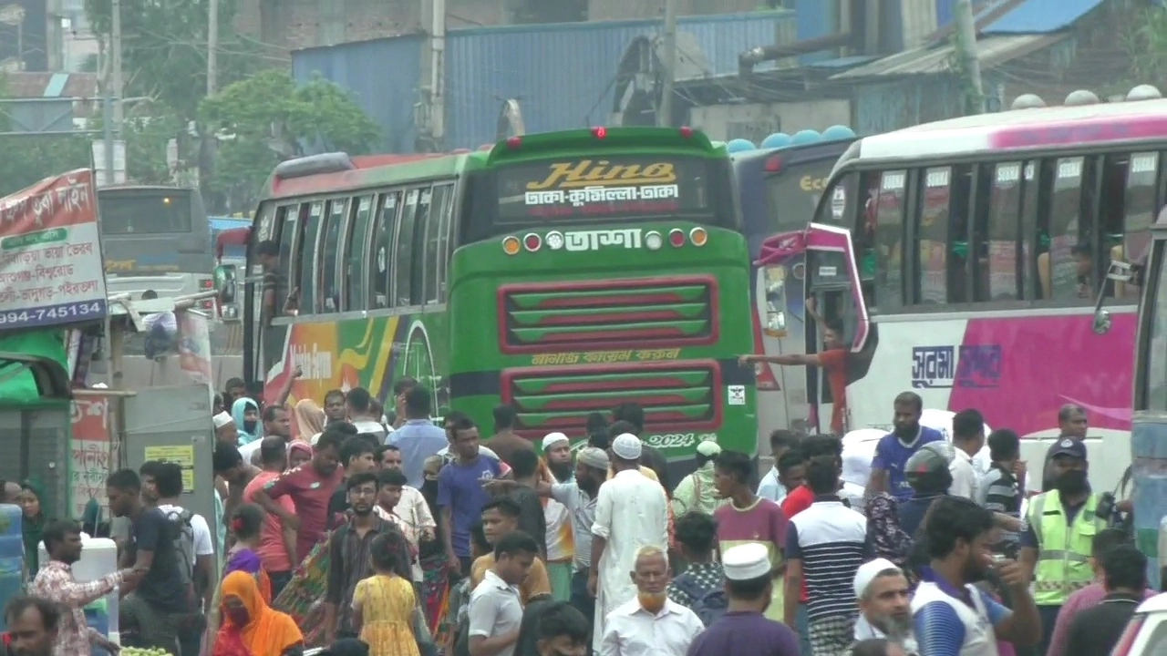 নারায়ণগঞ্জের ৩ মহাসড়কে গণপরিবহন ও যাত্রীর চাপ বেড়েছে। ছবি : কালবেলা
