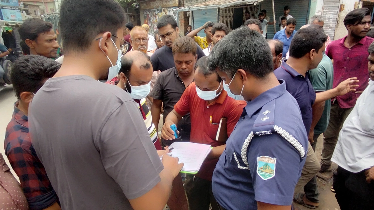 পচা মাংস বিক্রির অভিযোগে নওগাঁয় ঢাকা বাসস্ট্যান্ড এলাকায় মাংস ব্যবসায়ীকে জরিমানা করা হয়। ছবি : কালবেলা