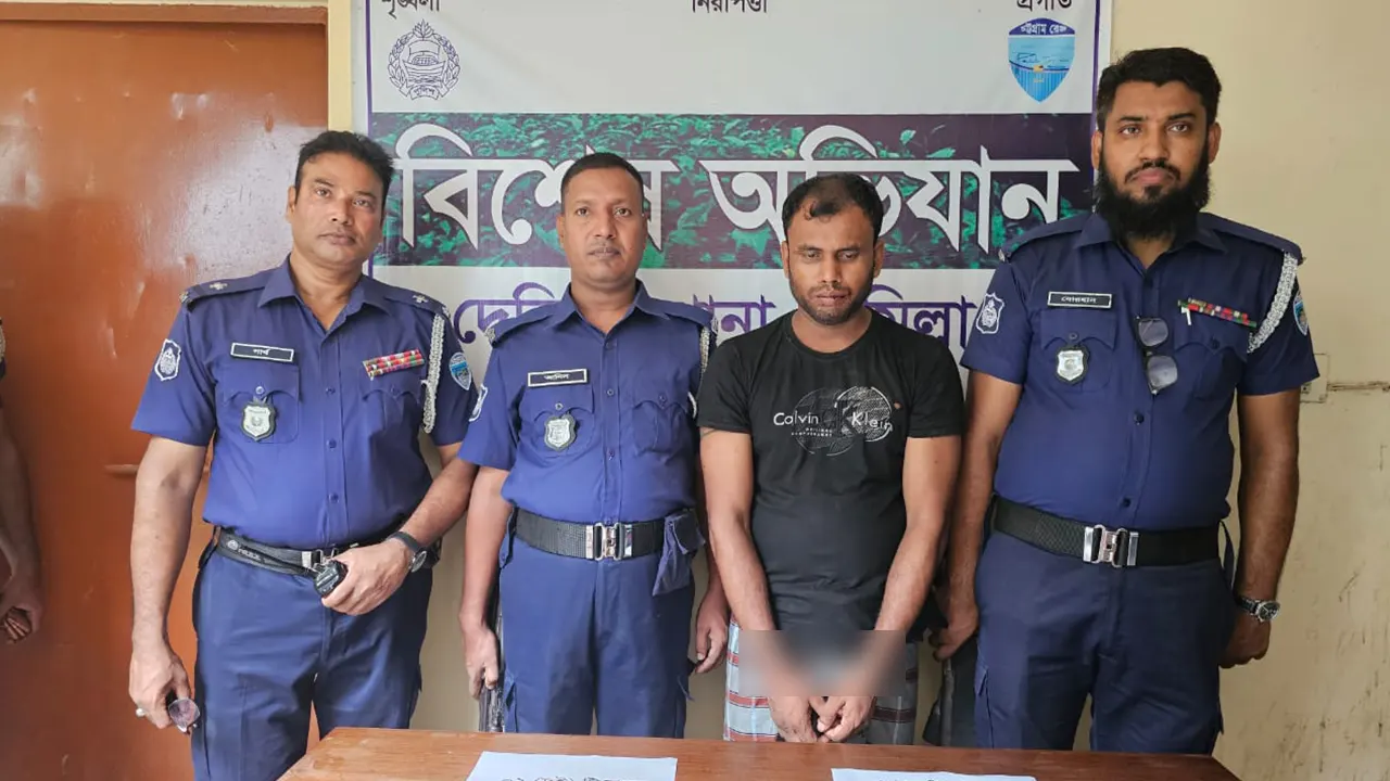 দেশীয় অস্ত্রসহ গ্রেপ্তার মোশারফ হোসেন। ছবি : কালবেলা