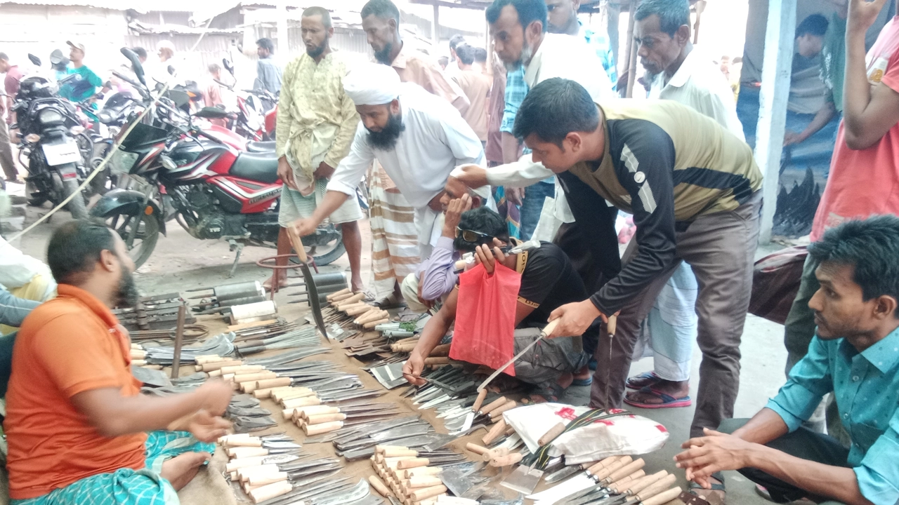 পাড়া-মহল্লায় বসেছে অস্থায়ী দোকান। ছবি : কালবেলা