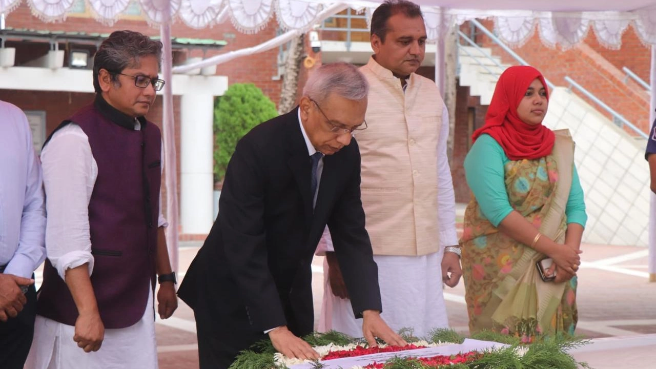 বঙ্গবন্ধুর সমাধিতে নাঈমুল ইসলাম খানের শ্রদ্ধা। ছবি : সংগৃহীত